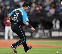 　１回、フランコの打球をファンブルする清宮幸（撮影・中島達哉）