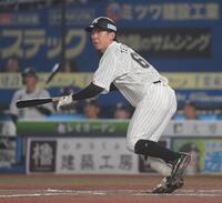 　２回、寺地は左越え二塁打を放つ（撮影・佐藤厚）