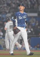 　３回、菅井はソト（左）に左前適時打を打たれる（撮影・佐藤厚）