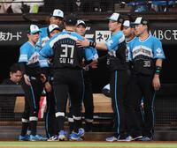 　６回途中７失点で降板し、ナインに迎えられる古林（中央）＝撮影・中島達哉