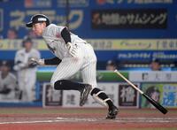 　３回、寺地は遊撃適時内野安打を放つ（撮影・佐藤厚）