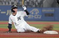 　４回、藤原は左翼へ適時二塁打を放ち、送球の間に三塁へ進む（撮影・佐藤厚）