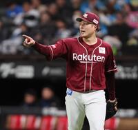 　８回を２失点に抑え、ベンチに戻る滝中（撮影・中島達哉）