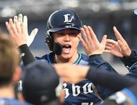 　１回、西川は右越えに先頭打者初球本塁打を放ち、声を上げながらベンチに戻る（撮影・佐藤厚）