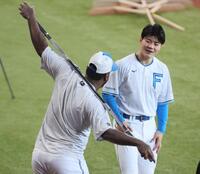 　試合前、レイエス（左）と談笑する清宮（撮影・中島達哉）