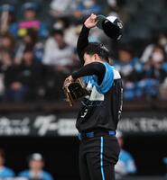 　１回、清宮幸の失策で先制を許し、汗をぬぐう古林（撮影・中島達哉）