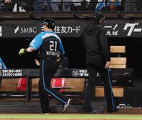 　９回、代走を告げ、ベンチに戻る新庄監督（左は清宮）＝撮影・中島達哉