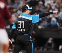 　４回、小森のスイングをアピールする古林（撮影・中島達哉）