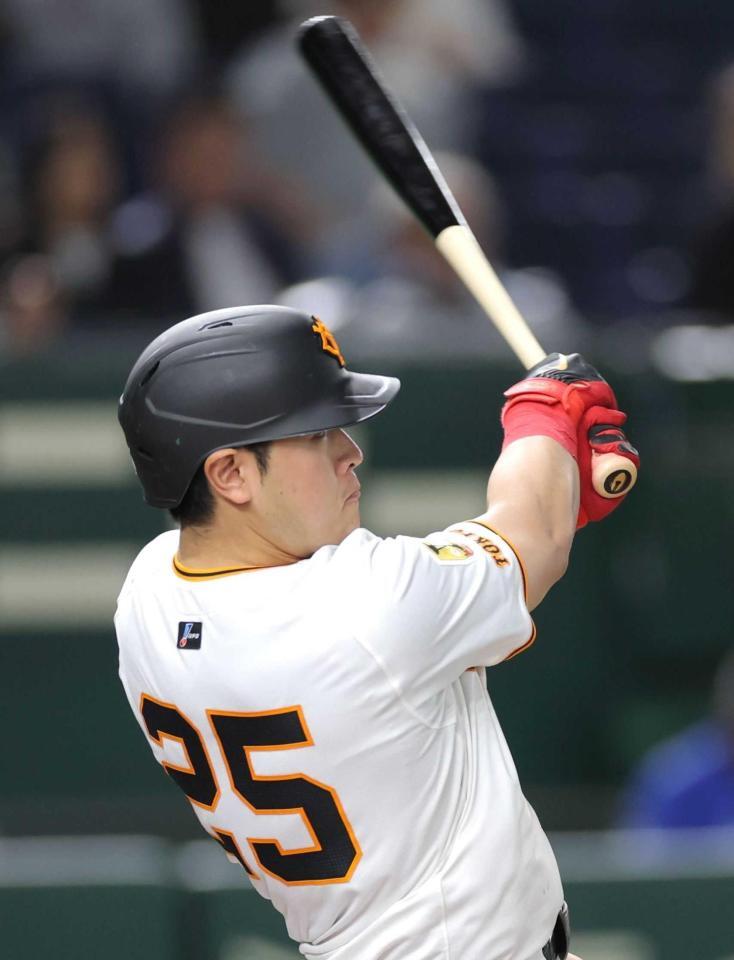 　３回、２ランを放つ岡本（撮影・西岡正）