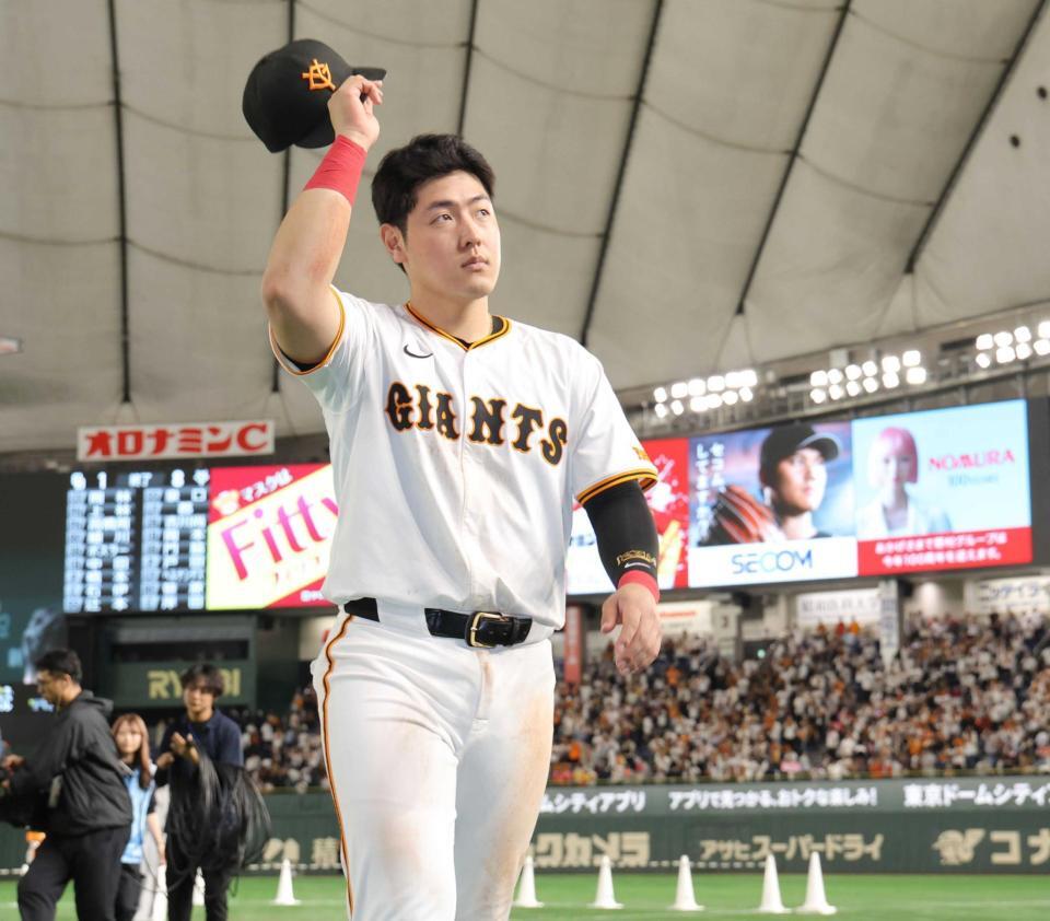 　スタンドの歓声に応える岡本（撮影・西岡正）