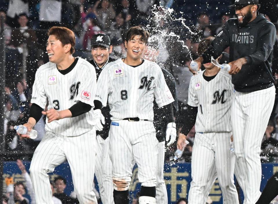 　１０回、サヨナラ適時打を放ち祝福される中村奨（中央）