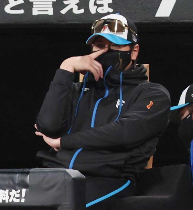 　８回、戦況を見つめる新庄監督