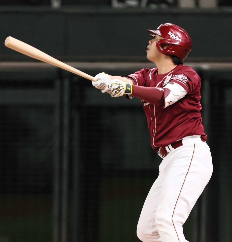 　８回、右越えに同点ソロを放つ浅村（撮影・中島達哉）