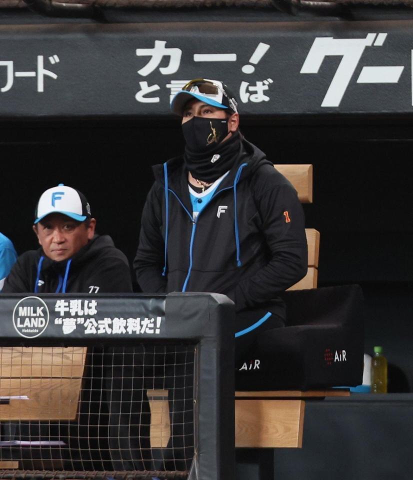 　１回、清宮幸の失策で先制を許し、厳しい表情の新庄監督（中央）＝撮影・中島達哉