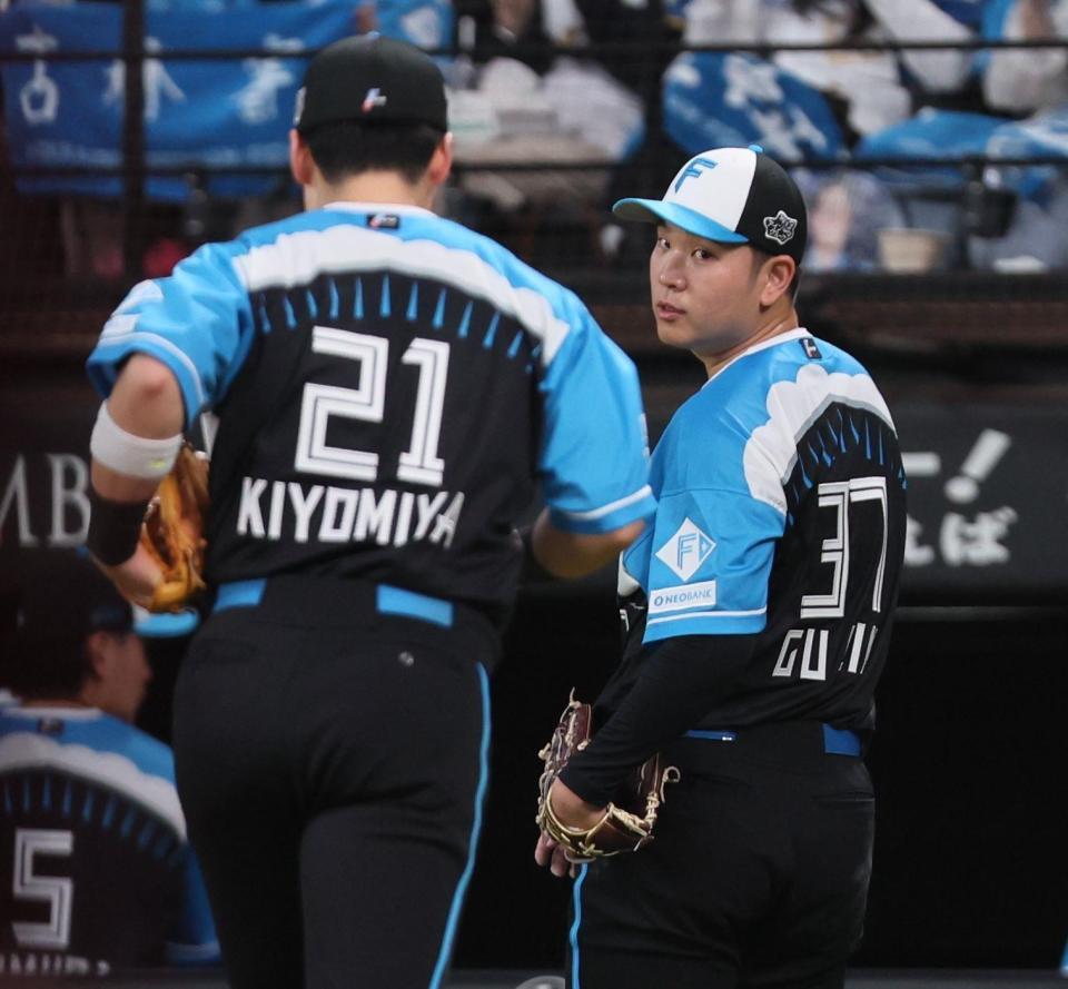 　１回、３点を先制され清宮幸（左）を迎える古林（撮影・中島達哉）