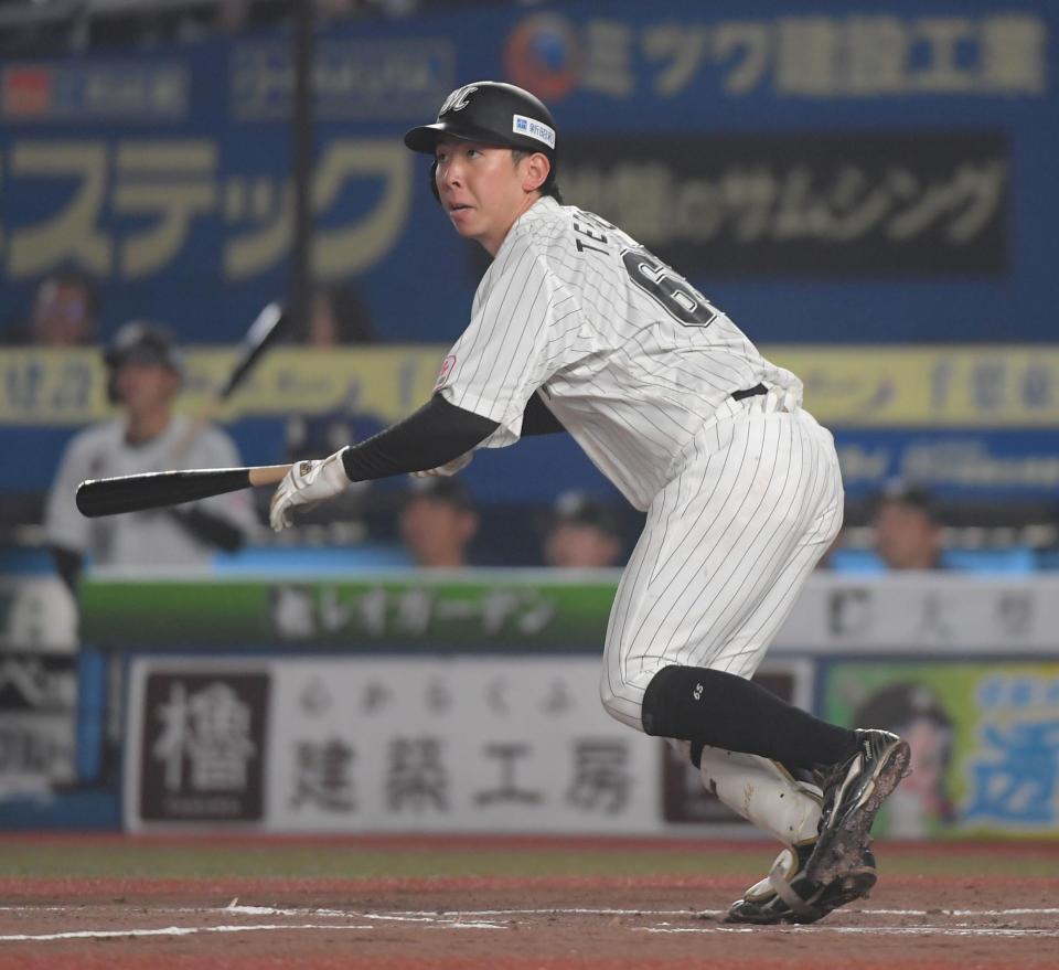 　２回、寺地は左越え二塁打を放つ（撮影・佐藤厚）