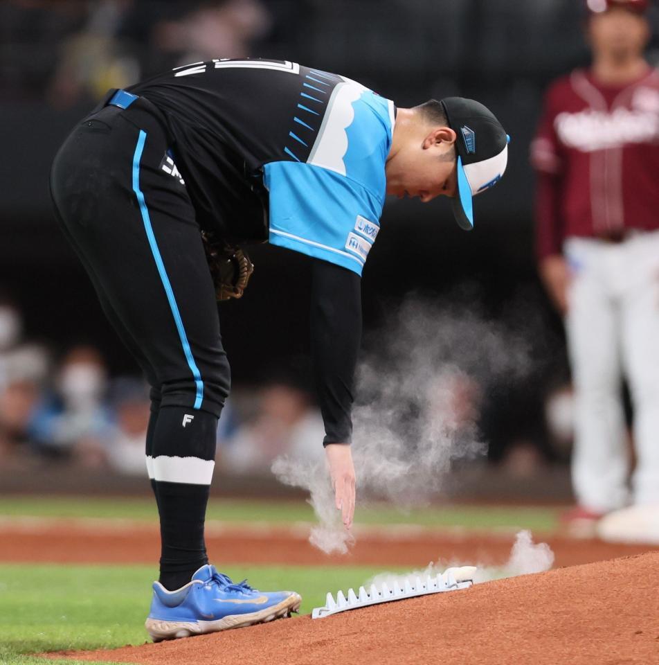 　１回、清宮の失策から追加点を許し、ロジンをマウンドにたたきつける古林（撮影・中島達哉）