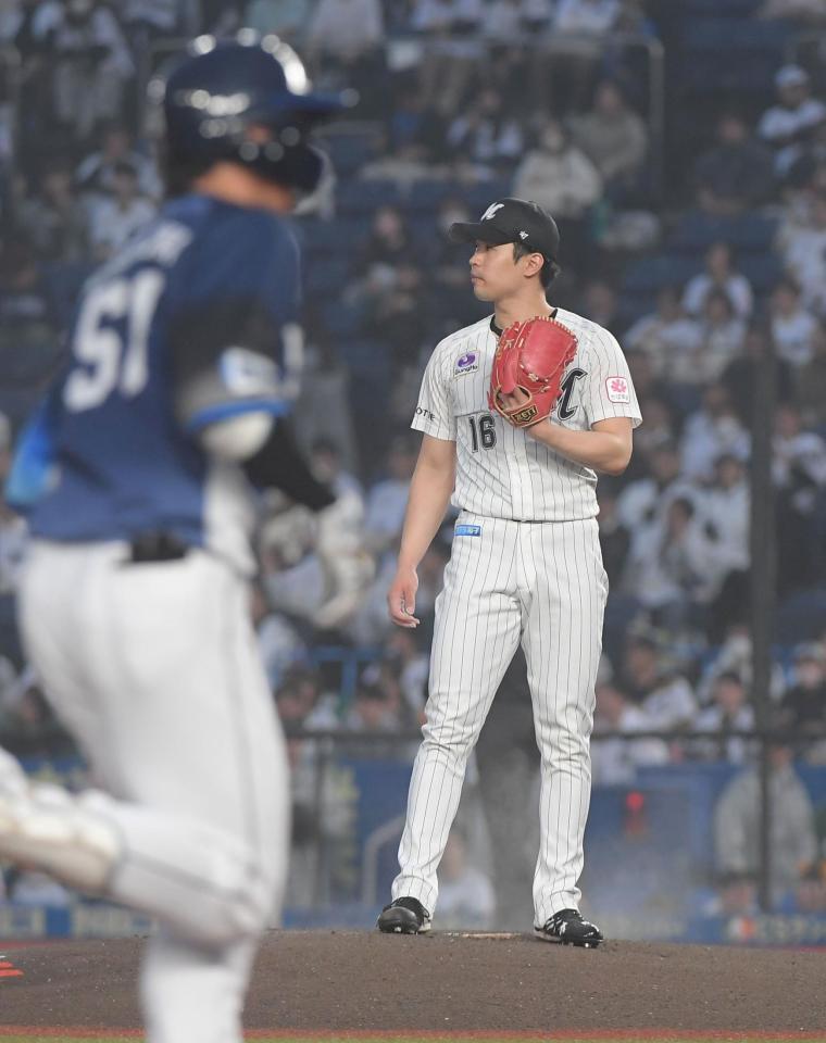 　１回、種市は西川（左）に初球を右翼スタンドに運ばれる（撮影・佐藤厚）