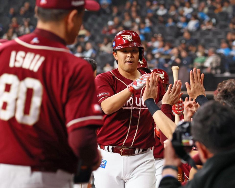 　６回、３ランを放ち迎えられる浅村（撮影・中島達哉）