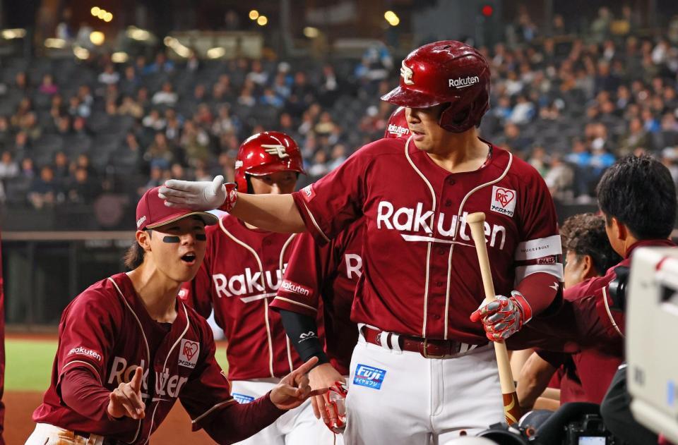 　６回、３ランを放ちナインに迎えられる浅村（右）＝撮影・中島達哉