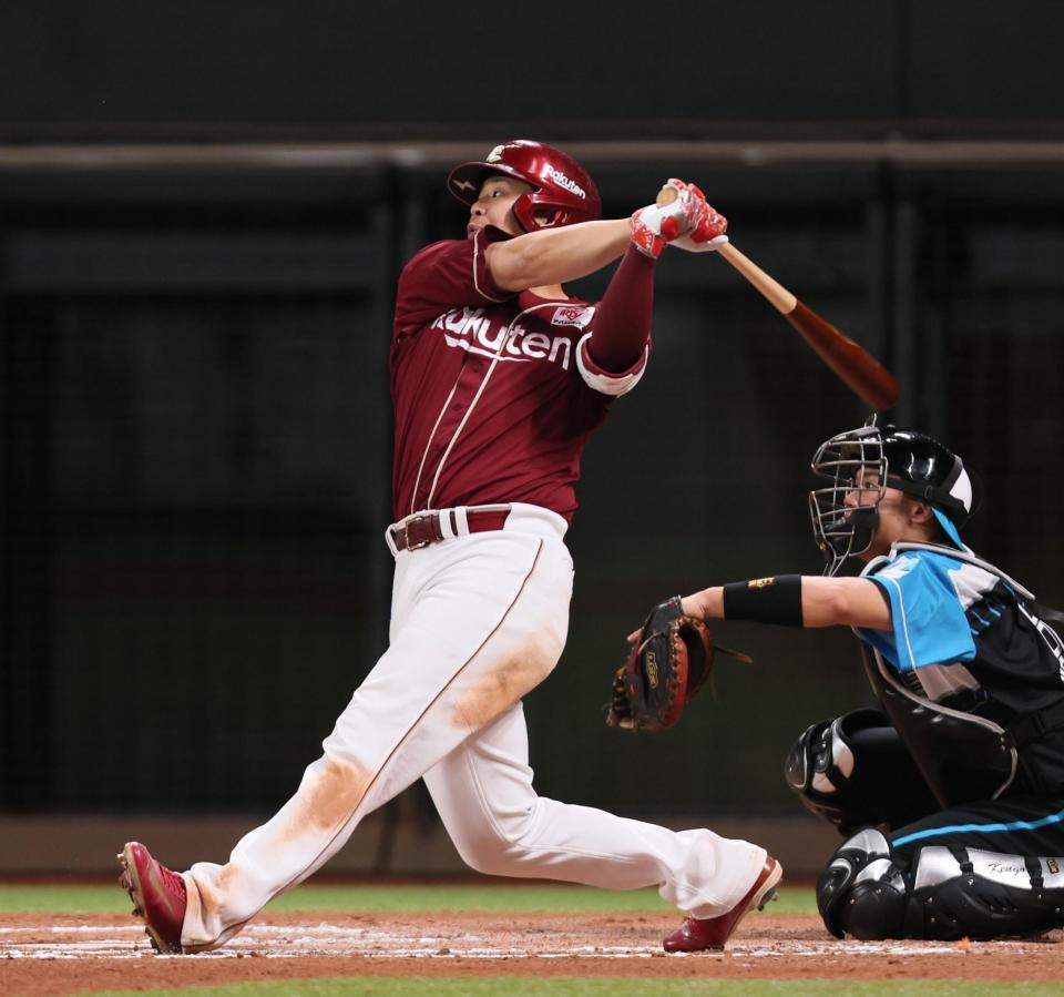 　６回、右越えに３ランを放つ浅村（撮影・中島達哉）