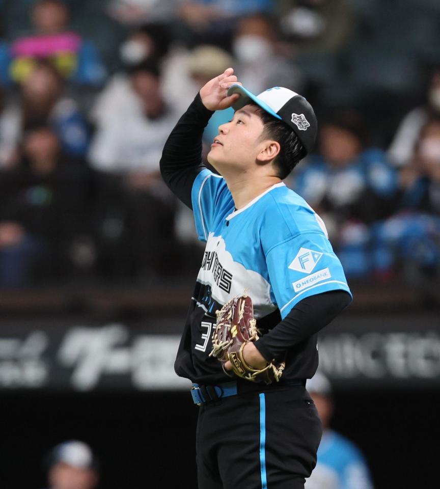 　１回、清宮幸の失策で先制を許し、汗をぬぐう古林（撮影・中島達哉）