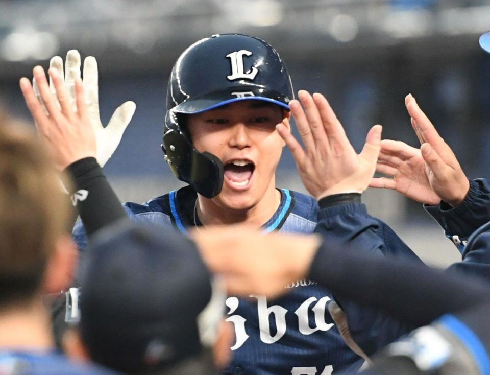 　１回、西川は右越えに先頭打者初球本塁打を放ち、声を上げながらベンチに戻る（撮影・佐藤厚）