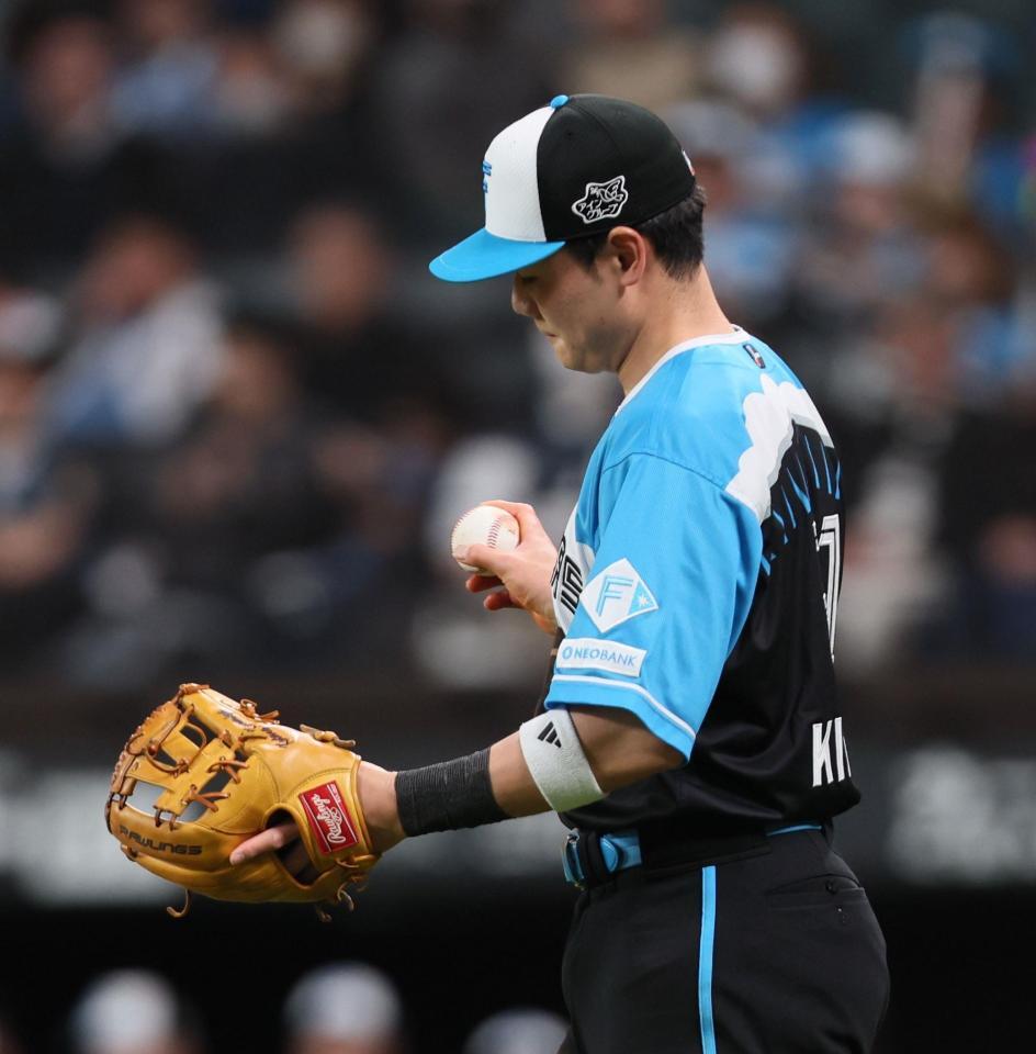 　１回、フランコの打球をファンブルした清宮幸（撮影・中島達哉）