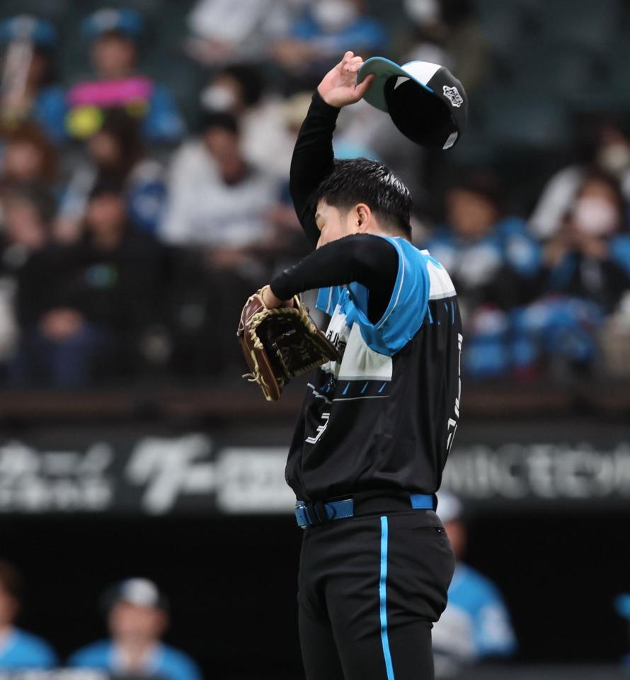 　１回、清宮幸の失策で先制を許し、汗をぬぐう古林（撮影・中島達哉）