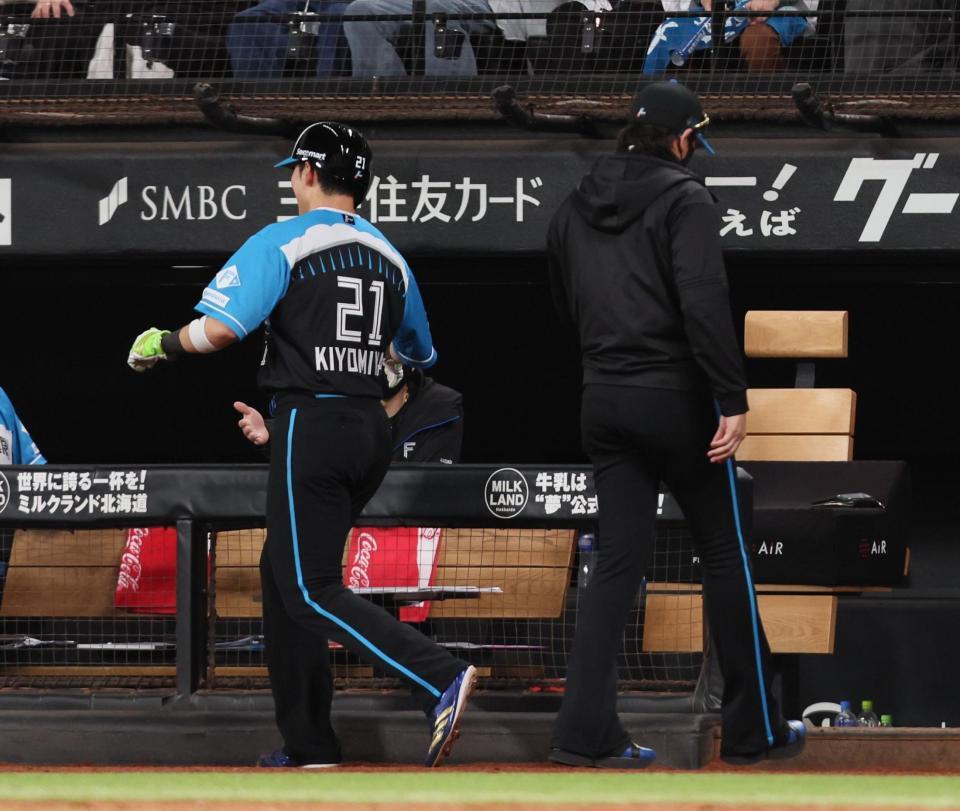 　９回、代走を告げ、ベンチに戻る新庄監督（左は清宮）＝撮影・中島達哉