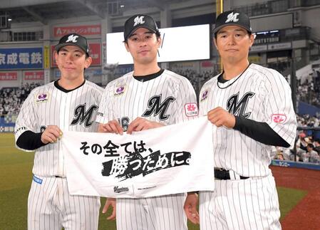 　西武に連勝し笑顔を見せる（左から）寺地、種市、中村奨（撮影・佐藤厚）