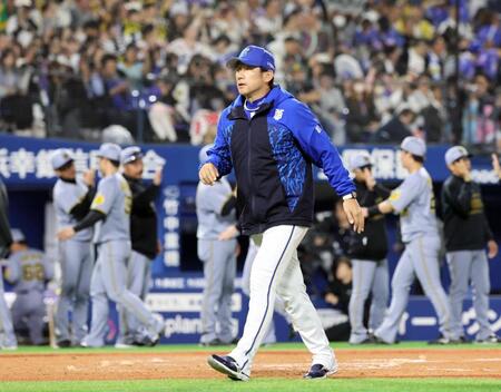 　阪神に敗れ５連敗となり、引き揚げる三浦監督