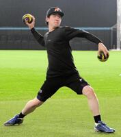 　大きめのボールを使ってウオームアップをする北山