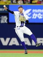　３回、中野の遊ゴロを処理する京田
