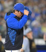 　逆転負けで５連敗を喫し、厳しい表情を見せる三浦監督（撮影・伊藤笙子）