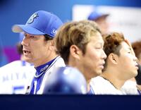 　７回表を終え、ベンチで厳しい表情の三浦監督ら