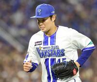 　７回表を終え、ベンチに戻る森原