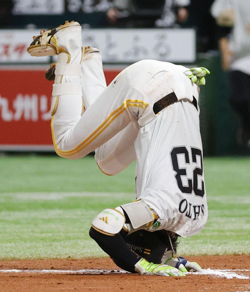 　６回ソフトバンク２死三塁、死球を受け転倒する周東＝みずほペイペイドーム