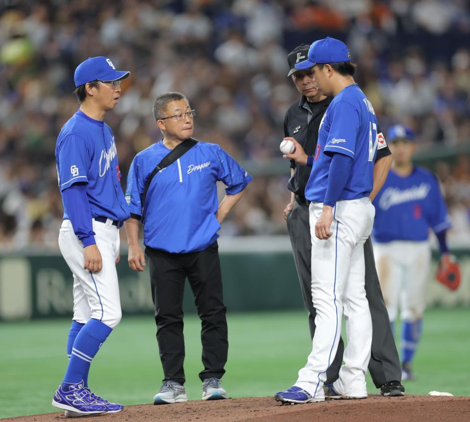 　５回途中、柳（右）の元へトレーナーらがかけつける＝２３日