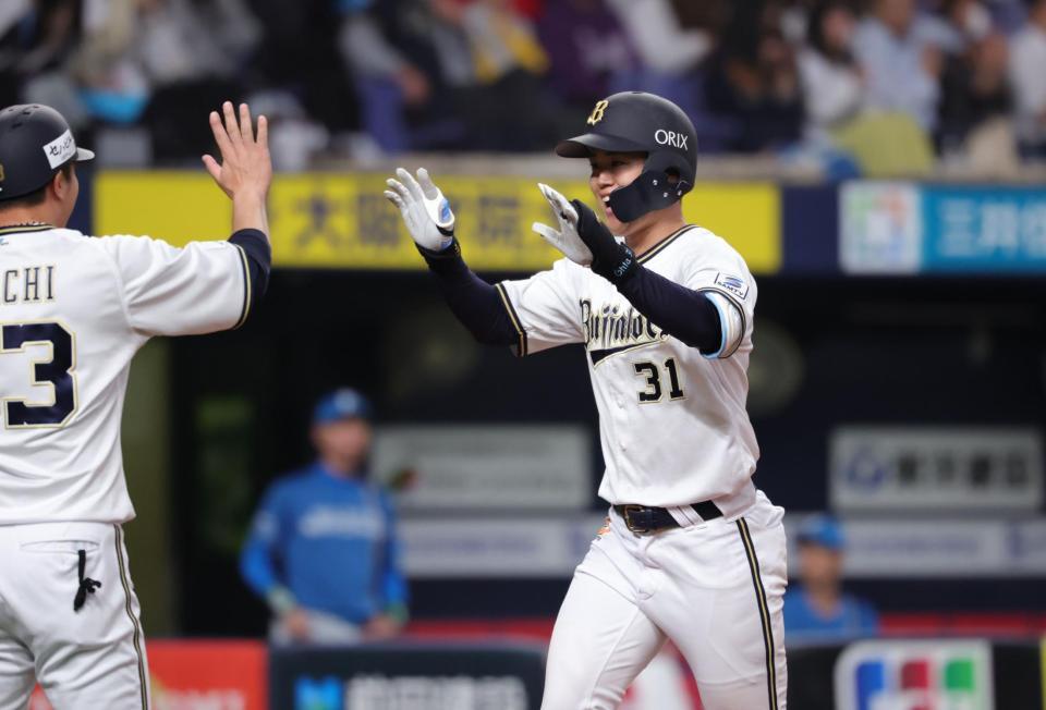 　日本ハム戦の６回、太田は本塁打を放ち笑顔で生還する＝１９日