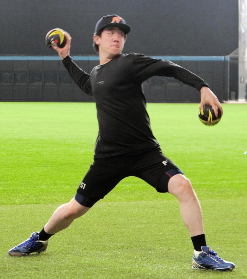 　大きめのボールを使ってウオームアップをする北山