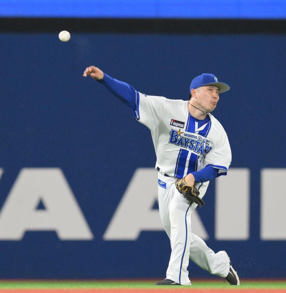 　７回、中野の左前打で本塁に送球する左翼手・佐野（撮影・伊藤笙子）