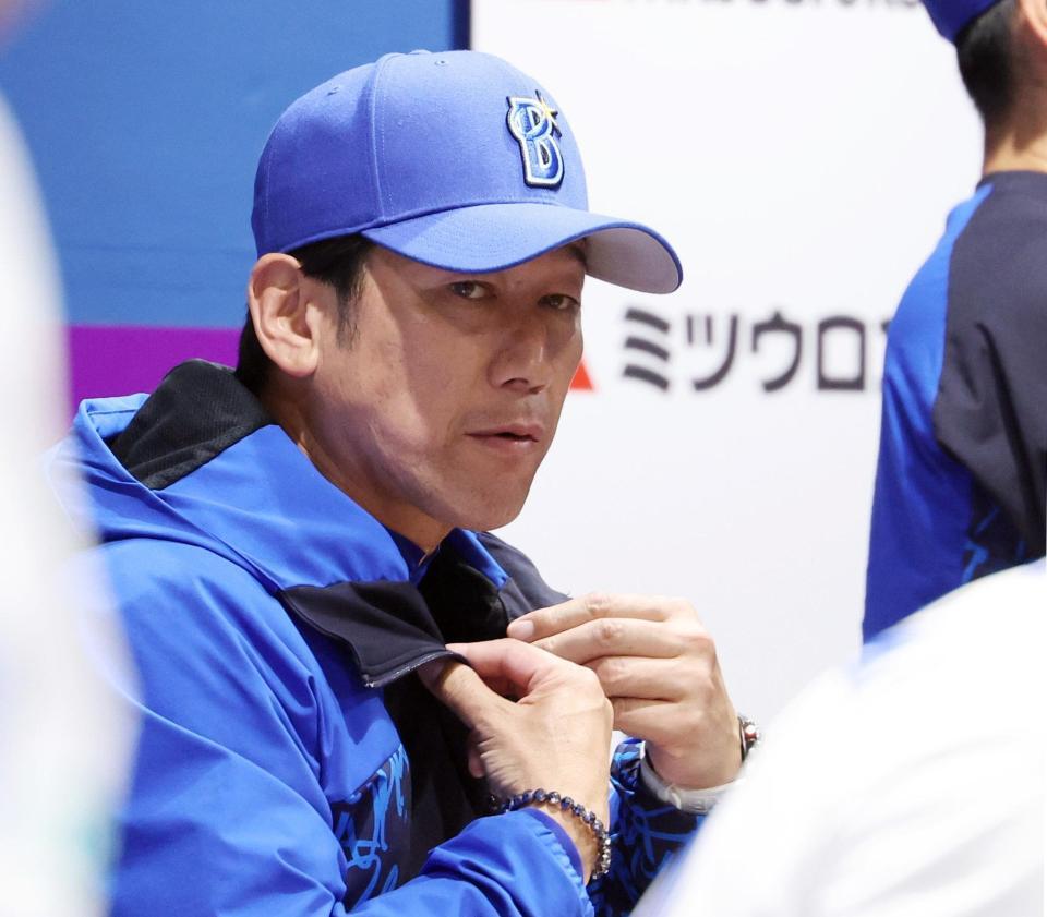 　４回、試合を見つめる三浦監督