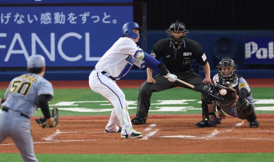 　１回、適時二塁打を放つ佐野（撮影・金田祐二）