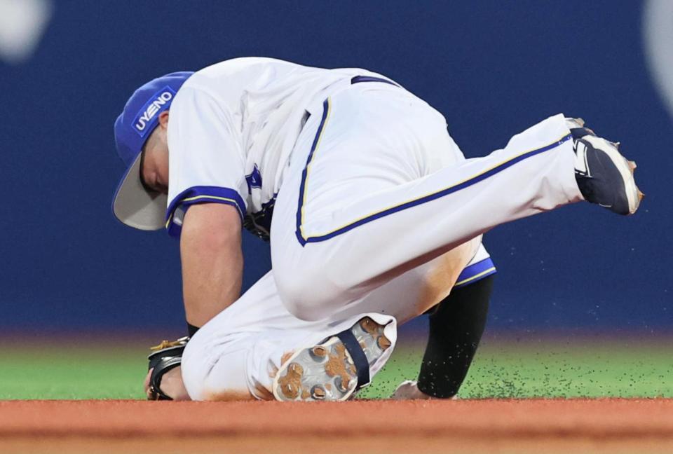 　２回、小幡の打球を好捕する牧（撮影・田中太一）