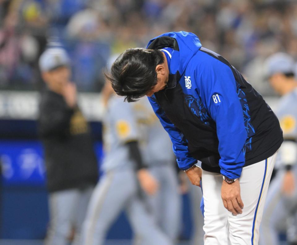 　５連敗を喫し、スタンドに頭を下げる三浦監督（撮影・伊藤笙子）