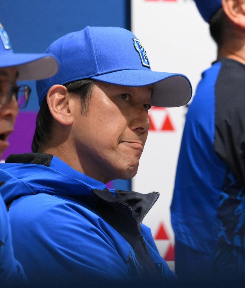 　７回、試合を見つめながら唇をかむ三浦監督（撮影・伊藤笙子）