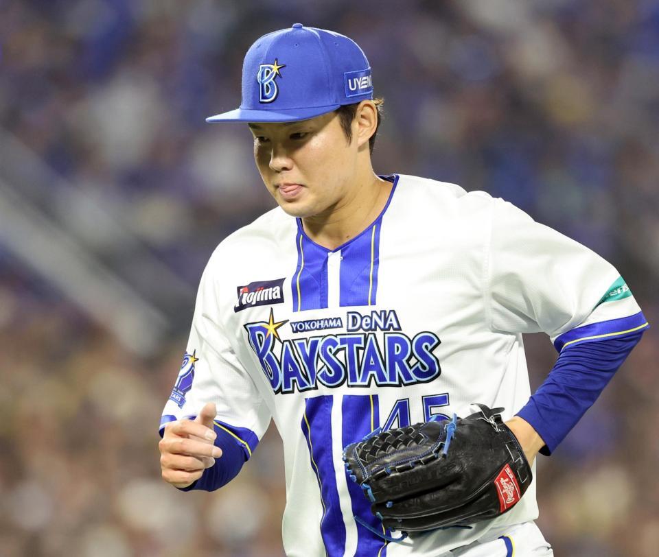 　７回表を終え、ベンチに戻る森原