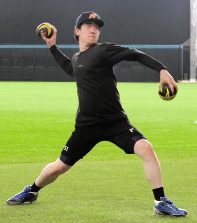 　大きめのボールを使ってウオームアップをする北山