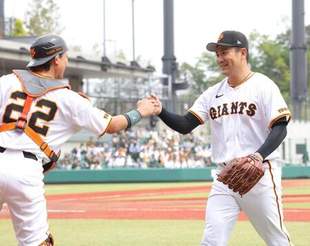 　１回を無失点に抑え、小林（左）と笑顔でタッチを交わす田中将（撮影・西岡正）